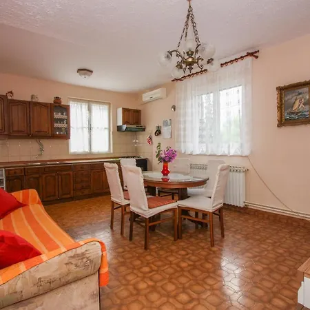 Apartment Zana *